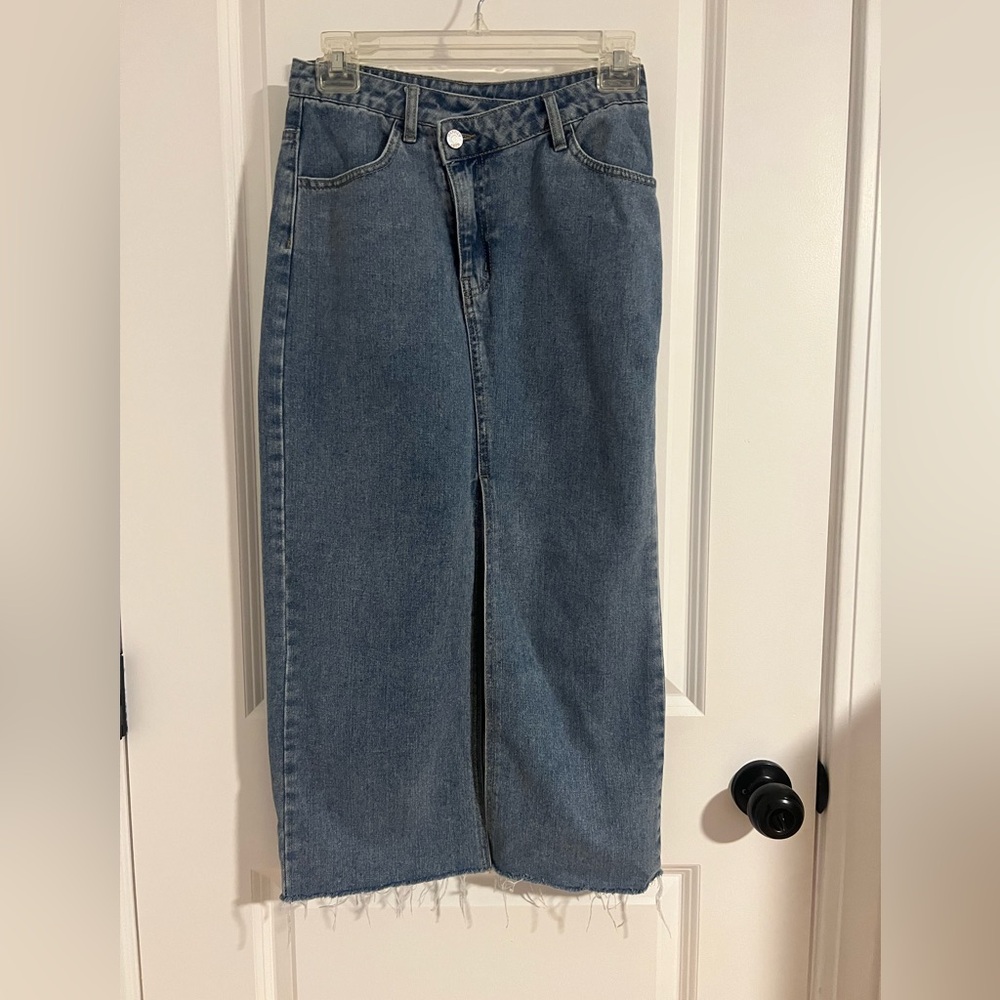 ✨🛍️ 4️⃣ for $2️⃣5️⃣ 💖 Classic Blue Denim Midi Skirt (Juniors)